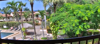 Flamingo Beach Villa - One of Few Renovatd Units- Walk to Beach- Bikes Included