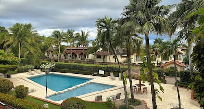 Flamingo Beach Villa - One of Few Renovatd Units- Walk to Beach- Bikes Included