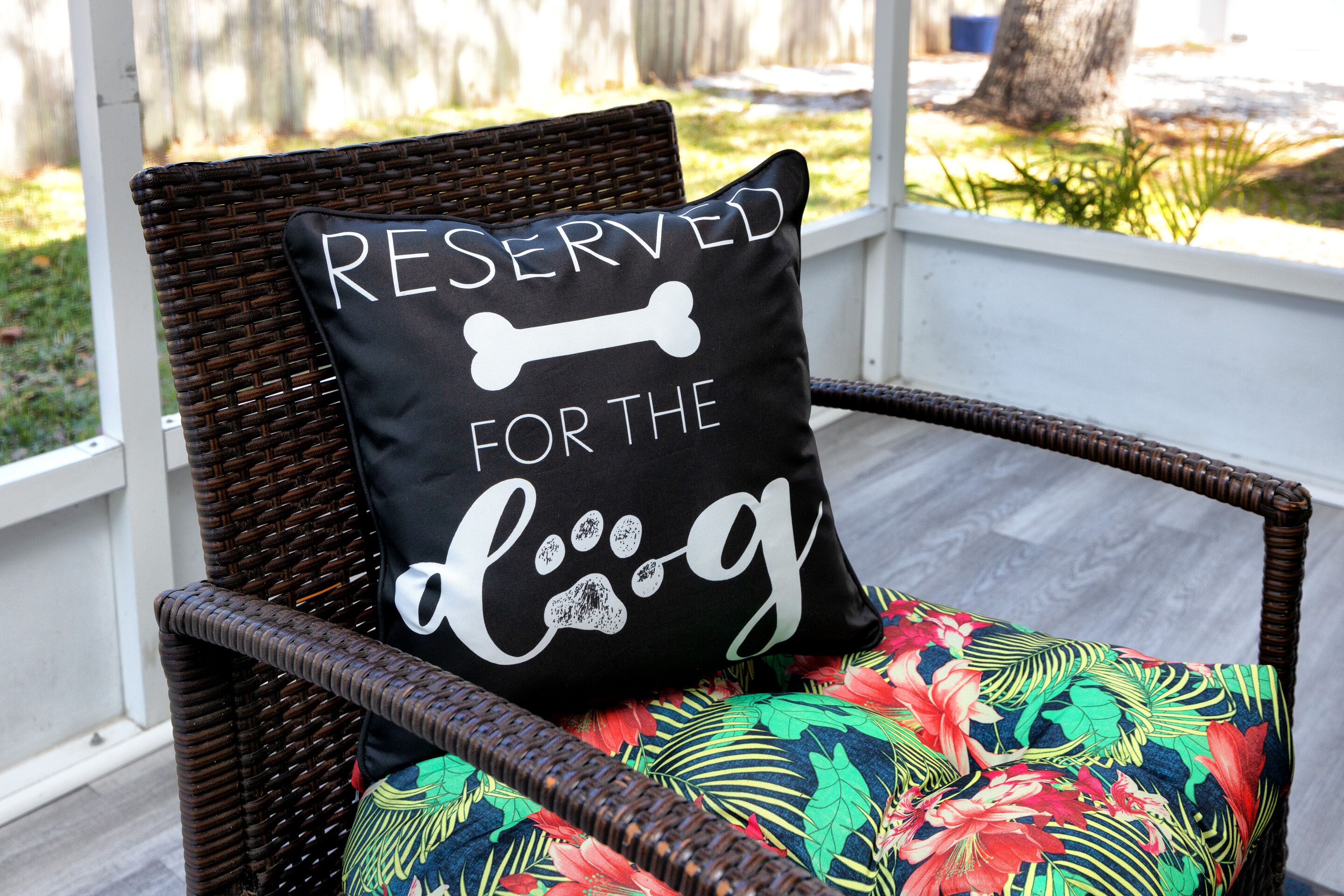 🐶DOG-FRIENDLY! 🐶Private Backyard! 5min to the Beach