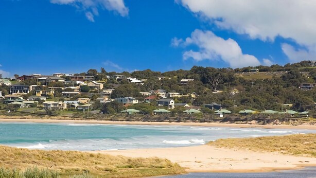 A coastal residential area with houses on a hillside, a beach, and ocean waves. - Bella Vista - Apollo Bay (Apollo Bay)