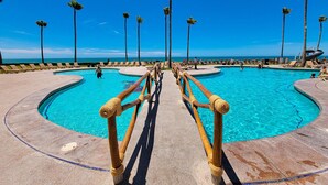 Uma área de piscina com várias seções circulares e um caminho central.