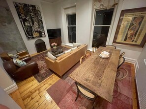 Een smart-tv, boeken, een filmbibliotheek en een stereo