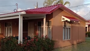 Edificio de una planta con techo rojo y porche cubierto.