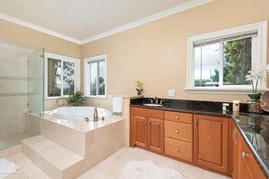 Combined shower/bathtub, hair dryer, towels