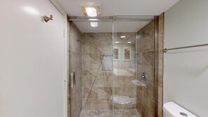 Ensemble douche/baignoire, sèche-cheveux, serviettes fournies