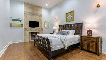 3 habitaciones, tabla de planchar con plancha y ropa de cama