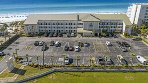Ein Hotel mit Parkplatz, Pool und Meerblick.