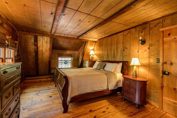 3 bedrooms, desk, WiFi, bed sheets