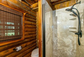 Badewanne, Haartrockner, Handtücher, Seife