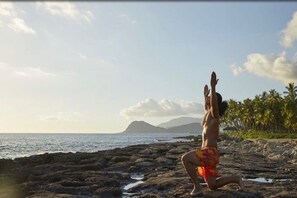Plage à proximité, chaises longues, serviettes de plage