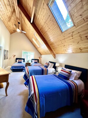 3 chambres, bureau, Wi-Fi gratuit, draps fournis