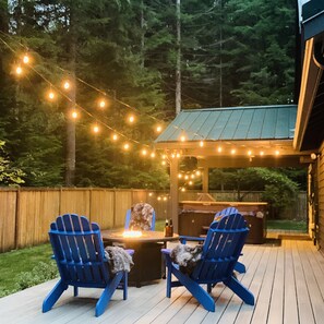 Terrace/patio - Elk Meadow Chalet - Premier Mountain Home - Mt Rainier & Crystal Mountain (Enumclaw)