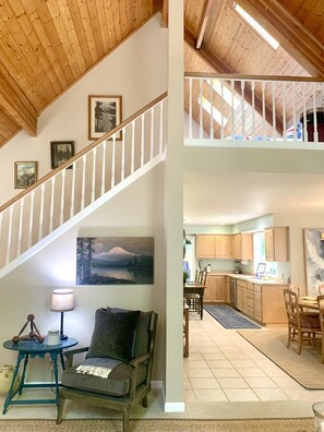 Interior - Elk Meadow Chalet - Premier Mountain Home - Mt Rainier & Crystal Mountain (Enumclaw)