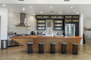 Fridge, microwave, oven, stovetop - Wine Country Pinot Hills Estate On 8 acres (Temecula)