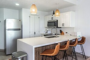 Geladeira, micro-ondas, fogão, cooktop