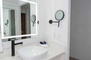 Chuveiro, secador de cabelo, toalhas de banho 