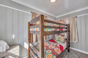 3 chambres, fer et planche à repasser, Wi-Fi, draps fournis