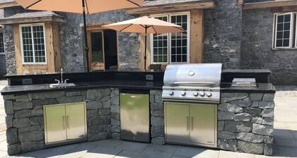 Greystone Manor - An isolated 30 Acres in Stowe, with Hot Tub!!!
