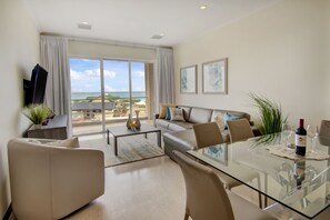 Flat-screen TV - Le Vent - SEABREEZE - BeachSide Resort Eagle Beach (Eagle Beach)