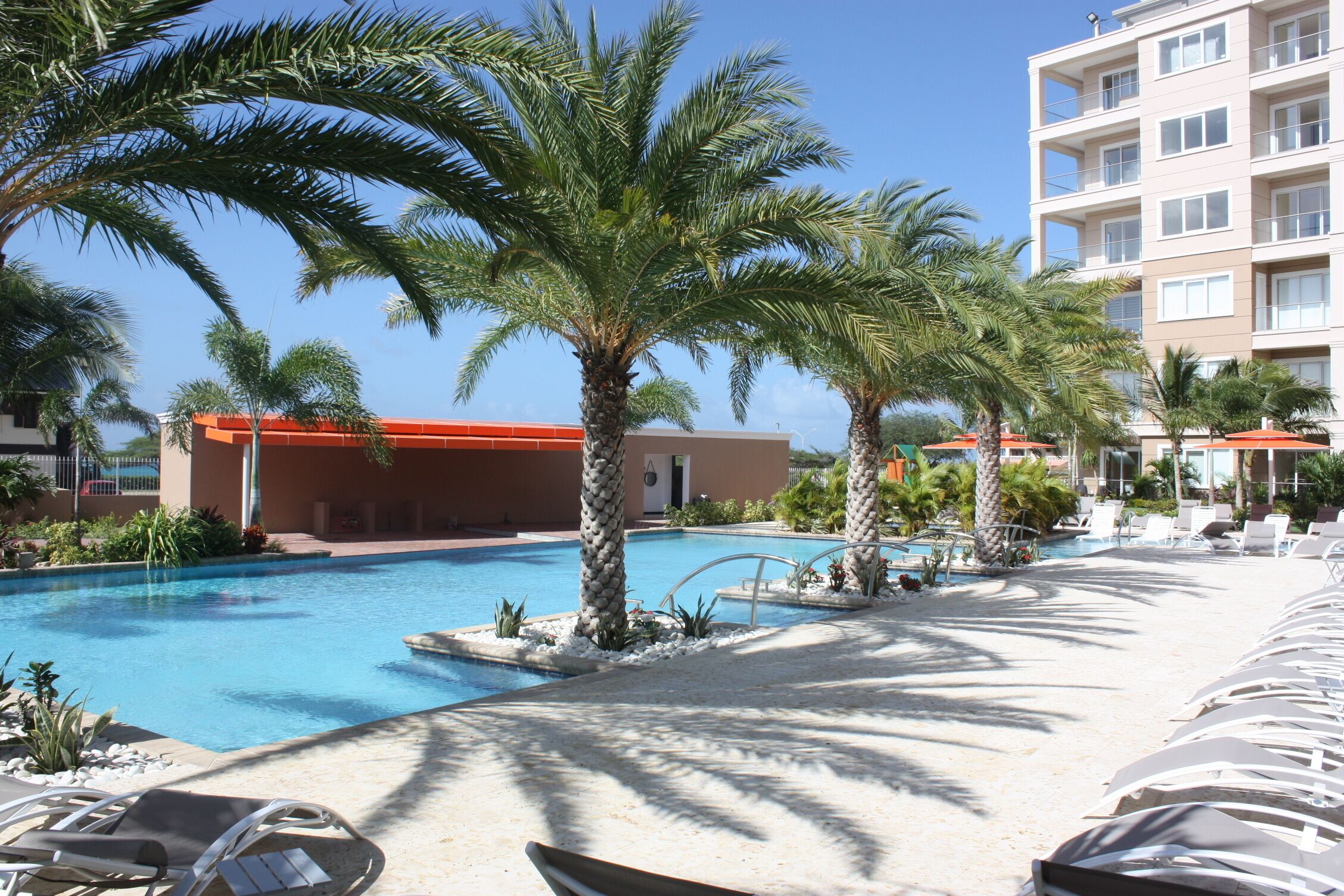 Una piscina al aire libre, una piscina climatizada