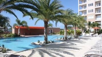 Una piscina al aire libre, una piscina climatizada