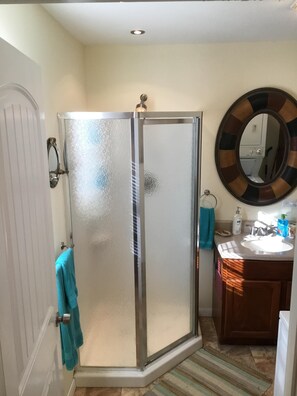 Shower, hair dryer, towels, soap - Margerum Manor-Fishermans Dream, Deep 3-Night, Weekly and Monthly Discounts. (Palacios)