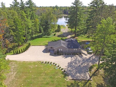 Hot Tub! Outside Traverse City, SLEEPS 6 Pet Friendly, Fire Place, Fire Pit