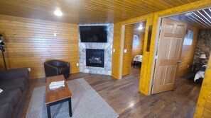 TV connectée, cheminée, Netflix, livres