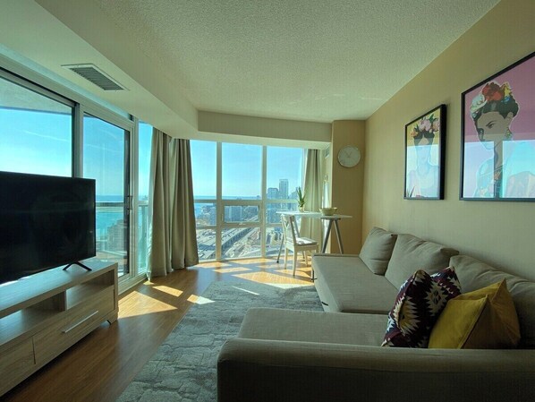 TV - Stylish 1 Bedroom Condo with Unobstructed CN Tower View (Toronto)