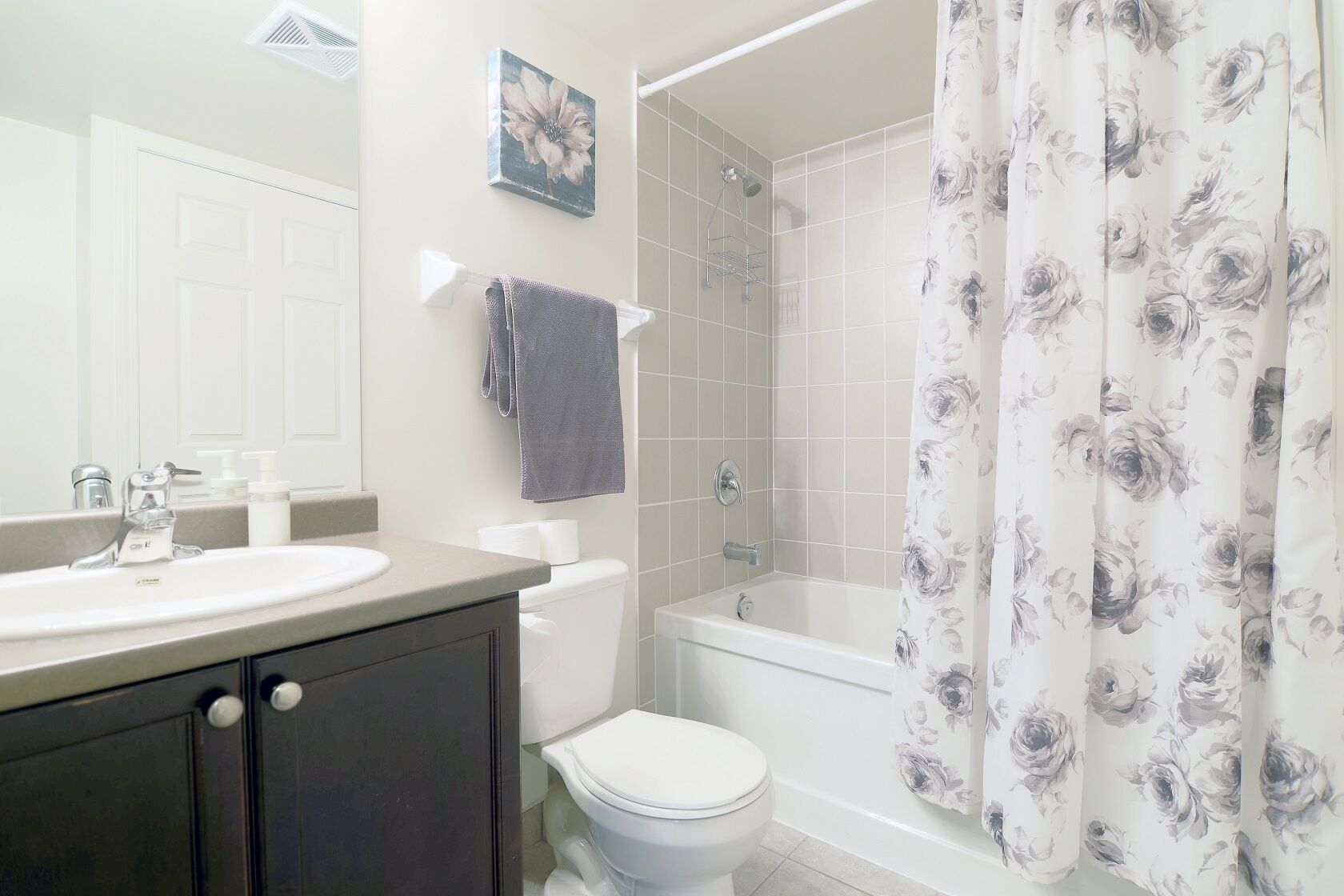 Un baño con lavamanos, inodoro y bañera.