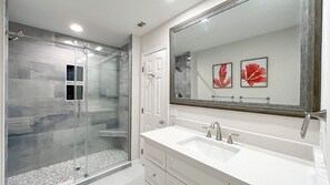 Combined shower/bathtub, hair dryer, towels