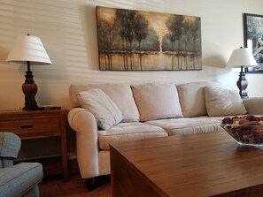 Smart TV, DVD player, books, music library - Quiet/Luxury Townhouse on Golf Course! (Nashville)