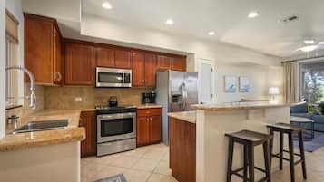 ثلاجة، ميكروويف، فرن، موقد طهي مسطح