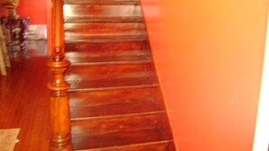 Eine Holztreppe mit einer Holzhandläufe, die zu einer Empore führt.