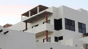 Un bâtiment moderne sur lequel on peut lire l’inscription « Club Cerritos ».