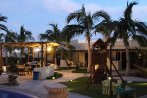 Outdoor dining - Beautiful Studio, Fully Equiped, pool side, Walking Distance To La Ventana Beach (La Ventana)