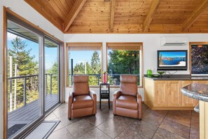Interior - Amazing panoramic views and deck to watch from (Crescent City)