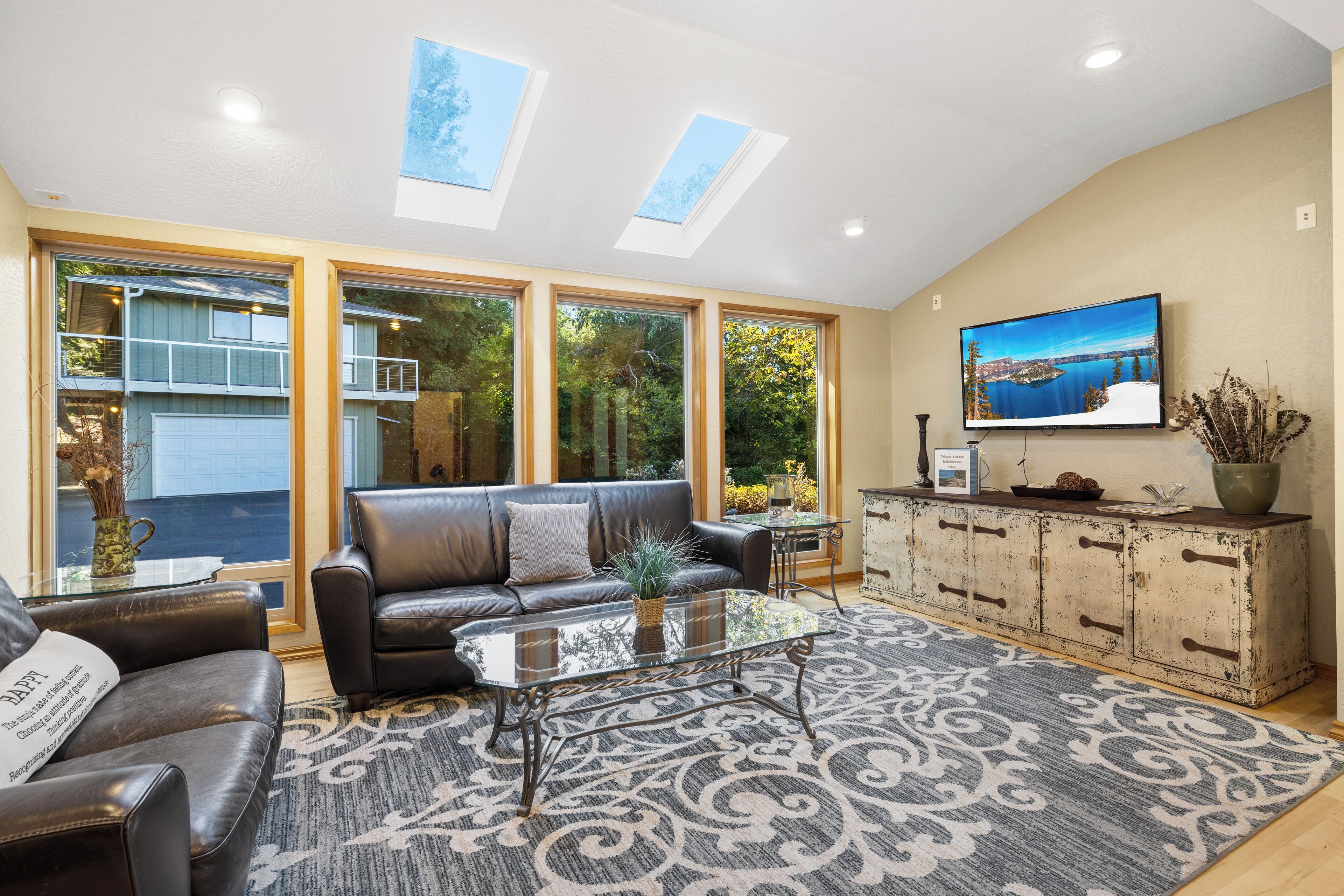 Fernseher, Videospiele, DVD-Player, Bücher