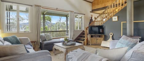 Tv, eldstad, dvd-spelare och ett bordtennisbord