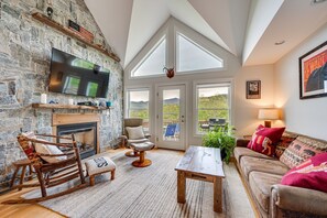 Smart TV, fireplace - In the Estates, close to Owl's Nest, new kitchen, amazing views, minutes off I93 (Thornton)