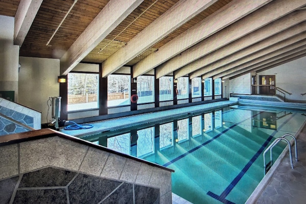 Una piscina techada, una piscina al aire libre