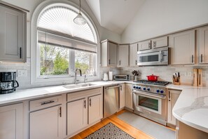 Fridge, microwave, oven, stovetop - In the Estates, close to Owl's Nest, new kitchen, amazing views, minutes off I93 (Thornton)