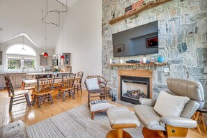 Smart TV, fireplace