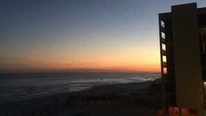 Vista sulla spiaggia con un edificio in primo piano.