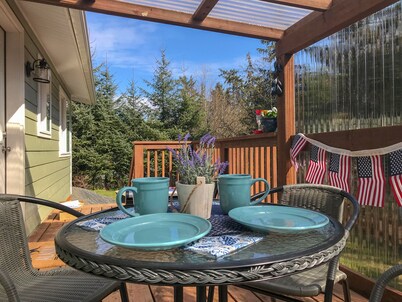 Escape to Nature With Modern Comforts 3 Bed 1 bath house
