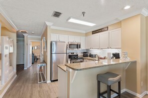 Fridge, microwave, oven, stovetop - Your happy place at the BEACH awaits! 113 Destin Seafarer (Destin)