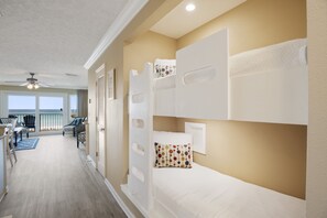 1 habitación, tabla de planchar con plancha, internet y ropa de cama