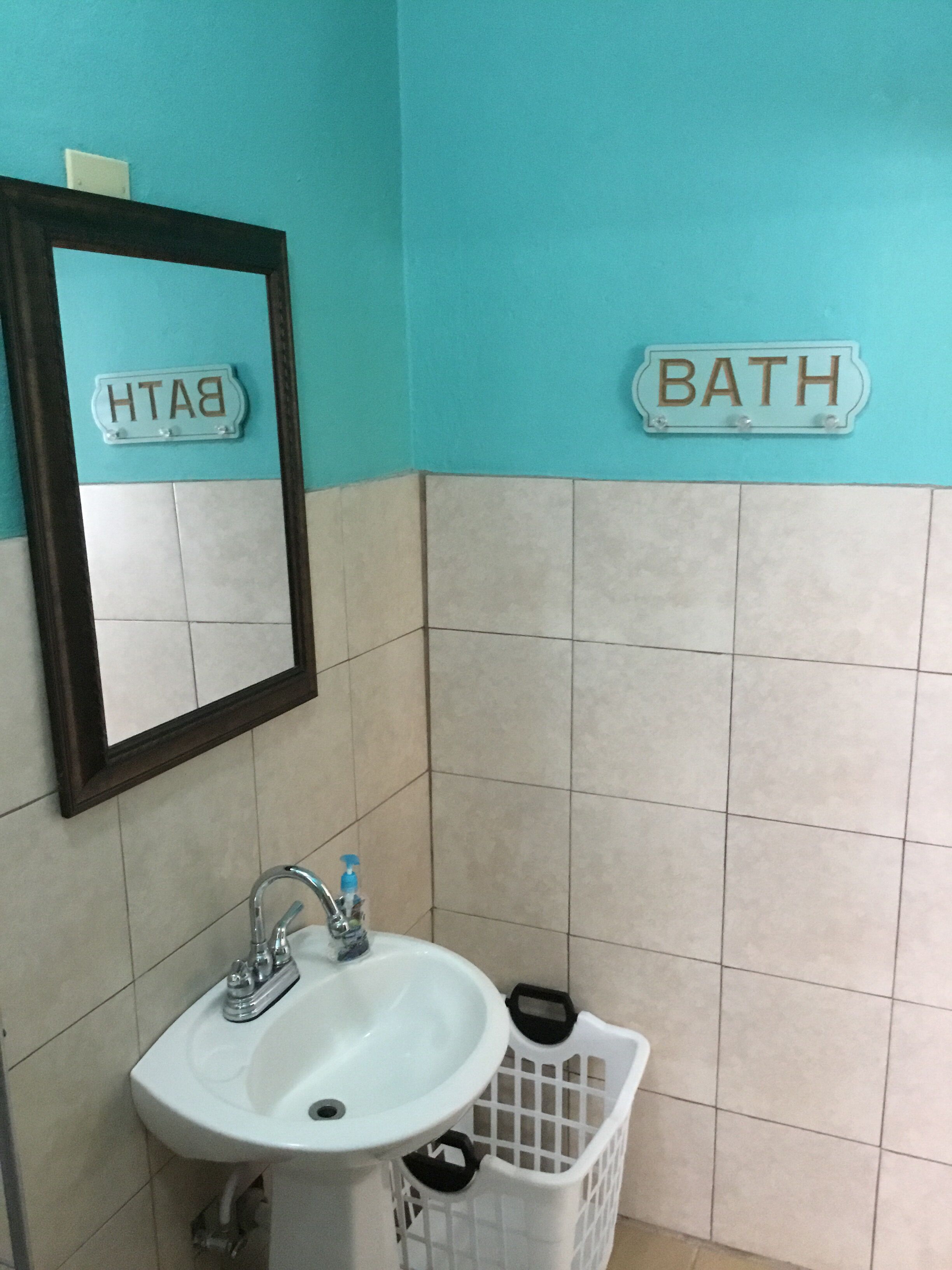 Dusj, hårføner, håndklær og såpe