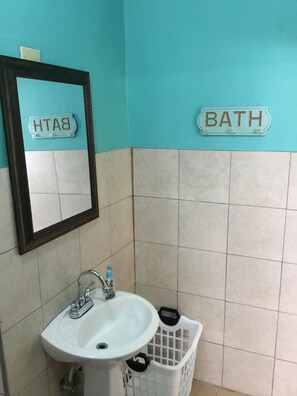 Bruser, hårtørrer, håndklæder, Sæbe