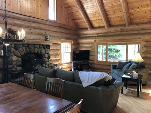 Televisión, chimenea, reproductor de DVD y tenis de mesa 